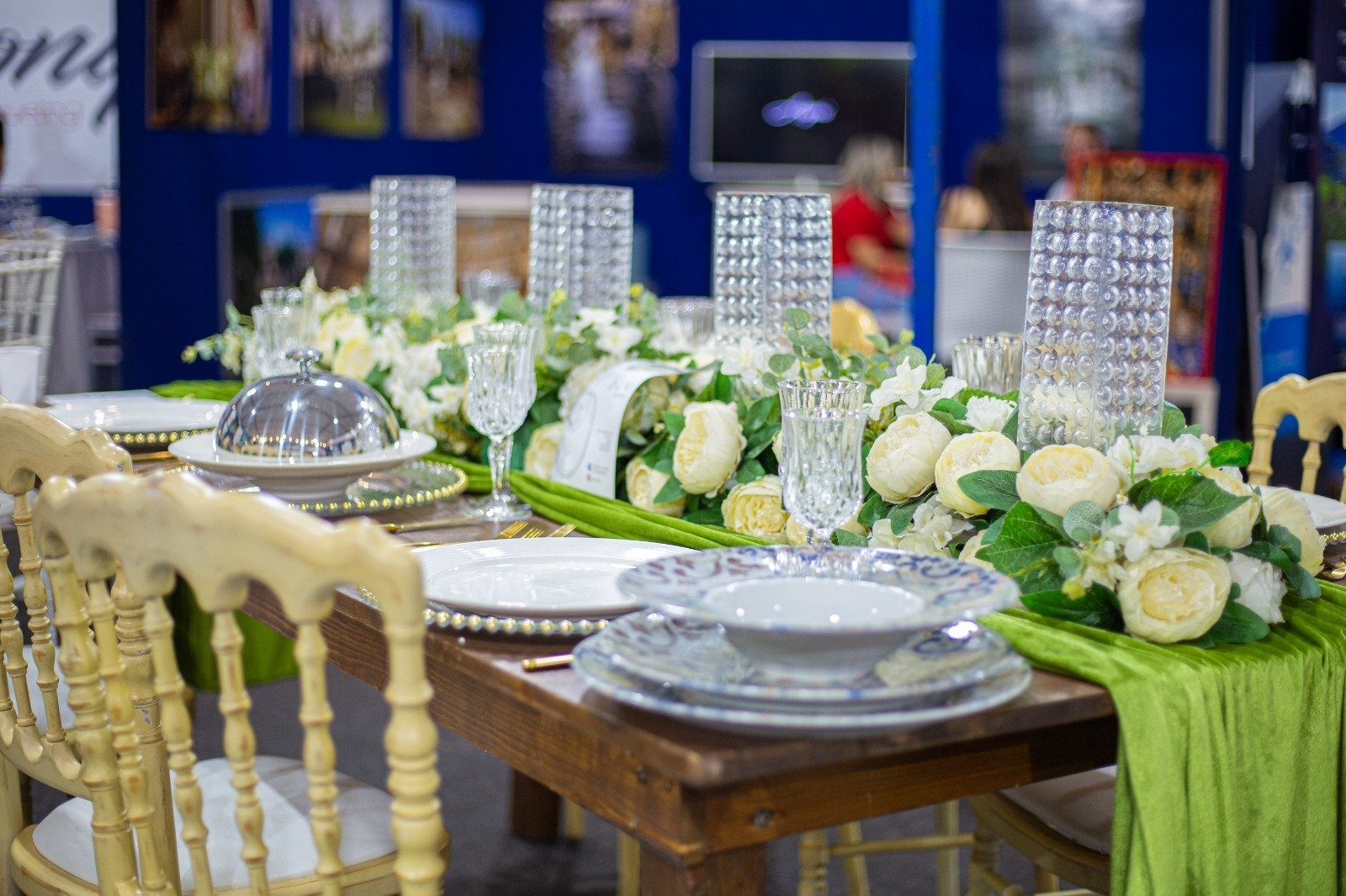 Abiti da sposa su manichini nello stand di un atelier