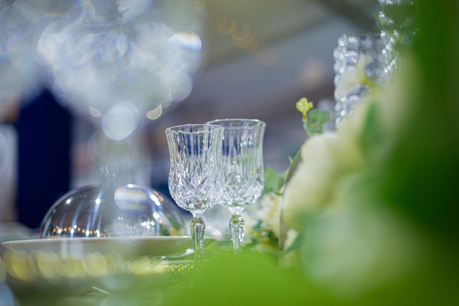 Stand con abiti da sposa e allestimento floreale
